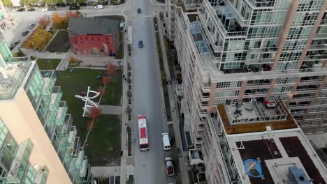 Drone-Inclinándose-Desde-El-Tráfico-Para-Ver-El-Centro-De-Toronto-En-Un-Día-Soleado-De-Verano