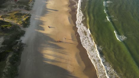 Familientag-Am-Playa-Grande-Beach-In-Uruguay-Bei-Sonnenuntergang