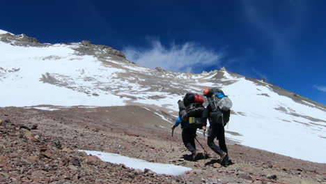 Zwei-Bergsteiger-Mit-Schweren-Rucksäcken-Wandern-Beim-Aufstieg-Zum-Aconcagua-In-Richtung-Camp-Cholera