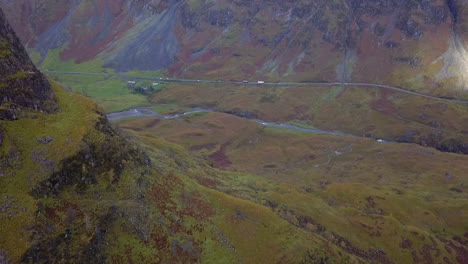 Luftaufnahmen-Rund-Um-Den-Bergpfeiler-In-Einem-Farbenfrohen,-Zerklüfteten-Tal