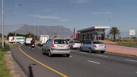 Parada-De-Autobús-De-Tránsito-Del-Hipódromo-Con-La-Montaña-De-La-Mesa-De-Ciudad-Del-Cabo-Más-Allá