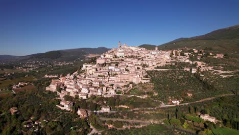 Panorama-Aéreo-De-La-Pintoresca-Ciudad-Medieval-Italiana-De-Trevi-En-La-Cima-De-Una-Colina-Verde