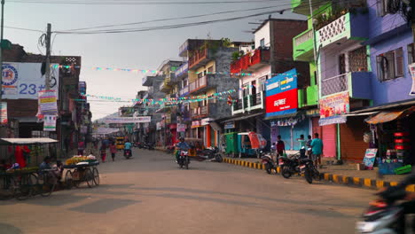 Calles-De-La-Ciudad-De-Nepal-Con-Bicicletas-Colorido-Tráfico-Intenso