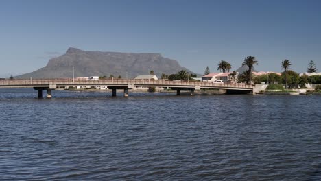 Tráfico-De-Vehículos-En-Puente-Bajo-A-La-Isla-De-Woodbridge-En-Ciudad-Del-Cabo,-Rsa