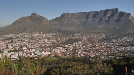 Vista-De-La-Montaña-De-La-Mesa-A-Través-De-Ciudad-Del-Cabo-Sudáfrica-Desde-La-Colina-De-La-Señal