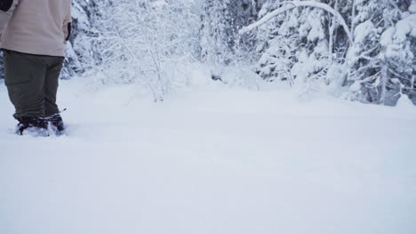 Beine-Eines-Mannes,-Der-Im-Tiefen-Schnee-Läuft,-Während-Im-Winter-In-Norwegen-Schnee-Fällt