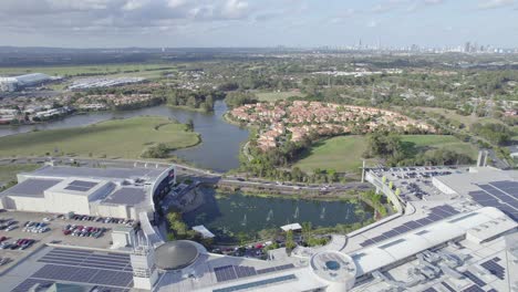 Blick-über-Das-Stadtzentrum-Von-Robina-In-Gold-Coast,-Queensland-Mit-Sonnenkollektoren-Auf-Dem-Dach-Für-Nachhaltigkeit