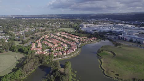 Immobilien-In-Der-Nähe-Des-Stadtzentrums-Von-Robina-Am-Mudgeeraba-Creek-In-Queensland,-Australien
