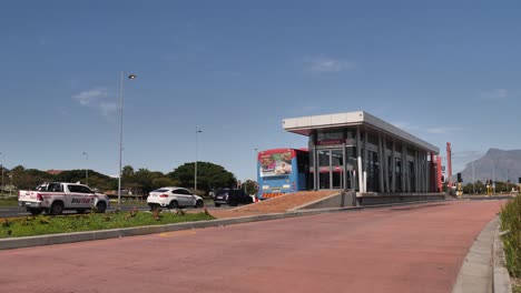 El-Autobús-De-Tránsito-Articulado-Largo-Se-Detiene-En-La-Parada-De-Autobús-Del-Hipódromo,-Ciudad-Del-Cabo