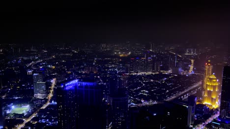 Una-Toma-Estática-De-La-Ciudad-Brillantemente-Iluminada-De-Kuala-Lumpur-Por-La-Noche