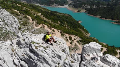 Tourist-Sitzt-Auf-Dem-Gipfel-Des-Berges-Und-Bewundert-Die-Schönheit-Des-Bovilla-Sees