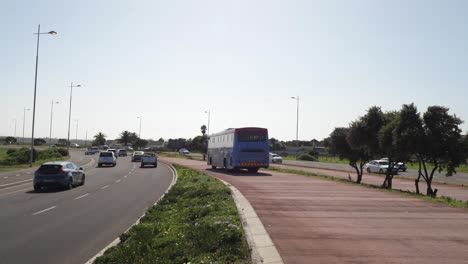 Schwenkaufnahme-Des-Kapstadt-Transitbusses-Myciti,-Der-In-Den-Verkehr-Auf-Der-Autobahn-Einfährt