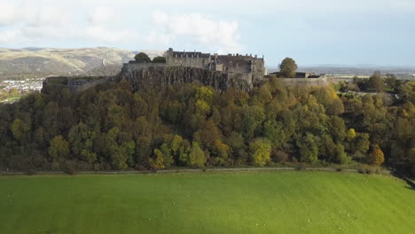 Die-Luftaufnahme-Dreht-Sich-Um-Sterling-Castle-Auf-Einem-Felsigen-Hügel-In-Schottland