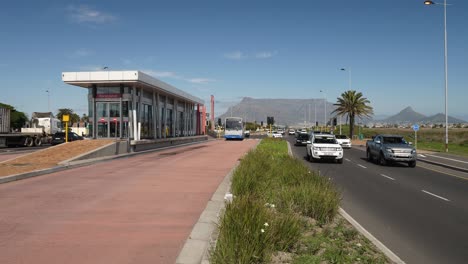 Atlantis-bus-at-Racecourse-bus-stop-in-Capetown,-Table-Mtn-behind