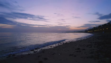 Langsame-Bewegung-An-Einem-Leeren-Strand-Nach-Sonnenuntergang