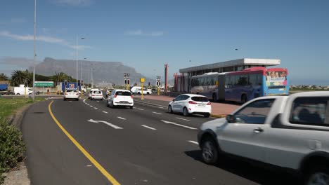 Der-Gelenkbus-Fährt-In-Die-Rennbahn-Bushaltestelle-Am-Kapstadt-Highway-Ein