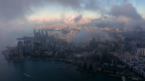 Wunderschöne-Filmische-Einspielung-Durch-Die-Stimmungsvollen-Wolken-über-Kowloon,-Hongkong-Stadt