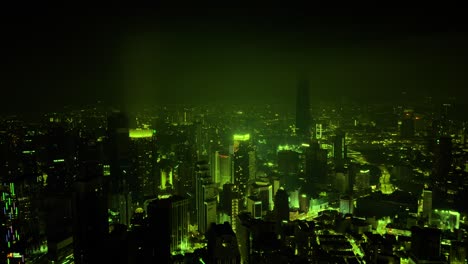 Una-Vista-Nocturna-Aérea-Sombreada-De-Verde-De-La-Ciudad-Siempre-Verde-De-Malasia