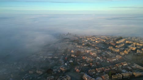 Filmische-Luftaufnahmen-Eines-Nebligen-Morgens,-Luftaufnahmen-über-Einer-Kleinen,-Wunderschönen-Stadt
