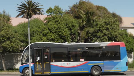 Pan-Con-El-Autobús-De-Tránsito-De-La-Ciudad-Mientras-Cruza-El-Puente-En-Ciudad-Del-Cabo,-Rsa