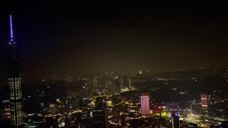 Eine-Wunderschöne-Nachtaufnahme-Der-Stadt-Kuala-Lumpur-Voller-Wolkenkratzer