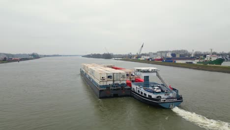 29.-Januar-2023-–-Luftaufnahme-Des-Denford-Frachtschiffs,-Das-Mit-Einem-Lastkahn-Zusammenarbeitet-Und-Container-Entlang-Der-Oude-Maas-Transportiert