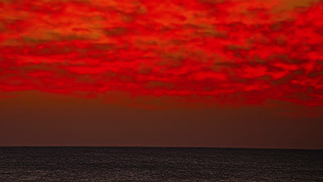 Atemberaubender-Roter-Sonnenuntergang-Im-Zeitraffer-Mit-Dramatisch-Bewölktem-Himmel-Am-Roten-Meer,-Hurghada,-Ägypten