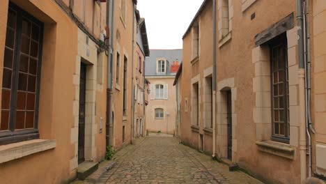 Alte-Gebäude-Und-Schmale-Straße-Im-Historischen-Zentrum-Von-Angers,-Frankreich---Weitwinkelaufnahme