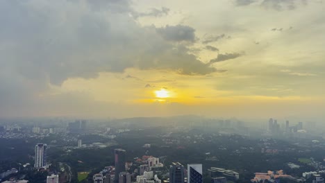 Eine-Aufnahme-Des-Sonnenuntergangs-über-Der-Stadt-Kuala-Lumpur,-Malaysia