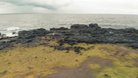 Felsige-Küste-In-Der-Nähe-Von-Pont-Naturel-Auf-Mauritius-Mit-Zerklüfteten-Felsen,-Die-Aus-Dem-Wasser-Des-Indischen-Ozeans-Aufragen,-Und-Wellen,-Die-Gegen-Die-Felsen-Schlagen