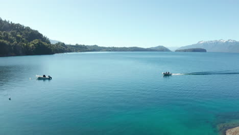 Luftaufnahmen---Motorboot-In-Puerto-Arauco,-Villa-Angostura,-Neuquen,-Argentinien,-Vorwärtsoffenbarung