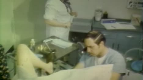 Película-De-1973-Que-Muestra-A-Un-Médico-A-Punto-De-Realizar-Un-Aborto-En-Una-Mujer-Joven