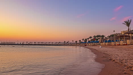 Zeitraffer-Am-Strand-Des-Albatros-Hotels-Mit-Ruhigem-Meer-Auf-Sand,-Hurghada,-Ägypten