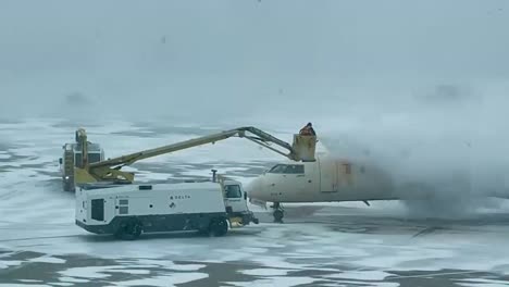 Delta-Descongelando-Su-Avión-En-La-Pista-Antes-Del-Despegue-En-Medio-De-Una-Tormenta