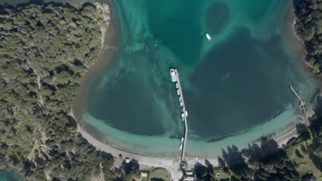 Luftaufnahme---Wunderschöne-Bucht-Und-Pier-Von-Bahia-Brava,-Villa-La-Angostura,-Neuquen,-Argentinien,-Von-Oben-Nach-Unten