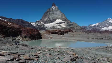 Majestätischer-Berggipfel-Mit-Gletschersee-Unten-In-Der-Schweiz,-Dolly-Vorderansicht