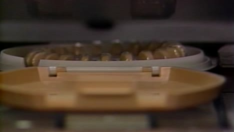 1985-Automatisierte-Verpackung-Von-Plan-B-Abtreibungspillen,-Dialpak-Nahaufnahmefilm