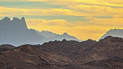 Lapso-De-Tiempo-De-Las-Montañas-De-Hurghada-Con-Cielo-Naranja-Nublado,-Egipto