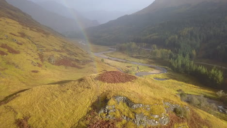Flug-Hinauf-Zum-Fluss-Finnan-Valley-Im-Schottischen-Hochland-Mit-Regenbogenbogen