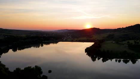 Ruhige-Oberfläche-Eines-Friedlichen-Sees-Bei-Sonnenuntergang,-Varbo,-Ungarn