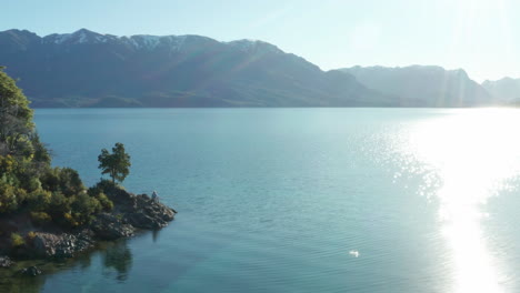 Luftbild---Anden-Und-Sonniger-Tag-Am-Correntoso-See,-Neuquén,-Argentinien