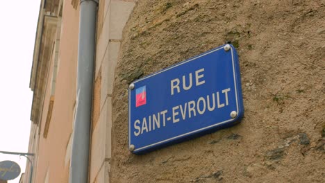 Rue-Saint-evroult-Cartel-En-La-Pared-Del-Edificio-En-El-Distrito-Histórico-De-Las-Iras-En-Francia