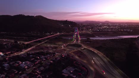 Brücke-über-Den-Cautin-Fluss,-Temuco,-Chile---Drohnenaufnahme-Aus-Der-Luft-Bei-Nacht