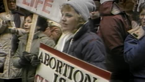 Película-De-1985-De-Manifestantes-Contra-El-Aborto-Con-Carteles.