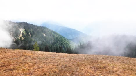 Niebla-A-Cámara-Lenta-En-La-Cima-De-Una-Montaña