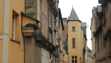 Antike-Architektur-Des-Historischen-Zentrums-Von-Angers-In-Frankreich---Niedriger-Winkel