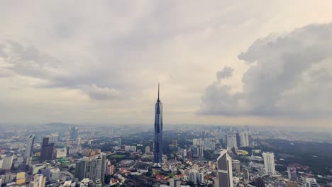 Una-Espectacular-Toma-Aérea-De-La-Bulliciosa-Ciudad-De-Kuala-Lumpur,-Malasia