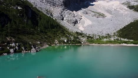 Lago-Serapis-Rodeado-De-Dolomitas-Italianas