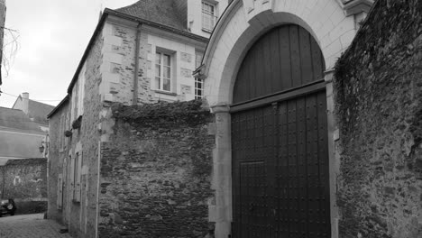 Schwarz-Weiß-Aufnahme-Eines-Gebäudes-Im-Stadtzentrum-Von-Angers-In-Frankreich