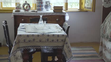 Enthüllung-Eines-Kleinen,-Altmodischen-Tisches-In-Einem-Vintage-Schlafzimmer